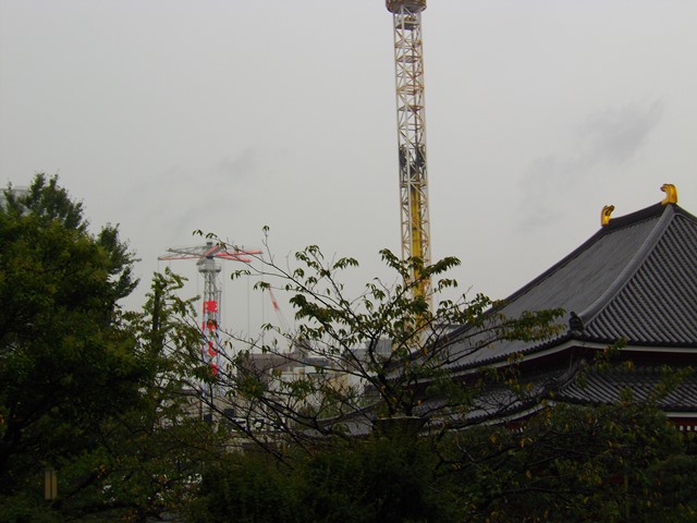 浅草寺とBEEタワー